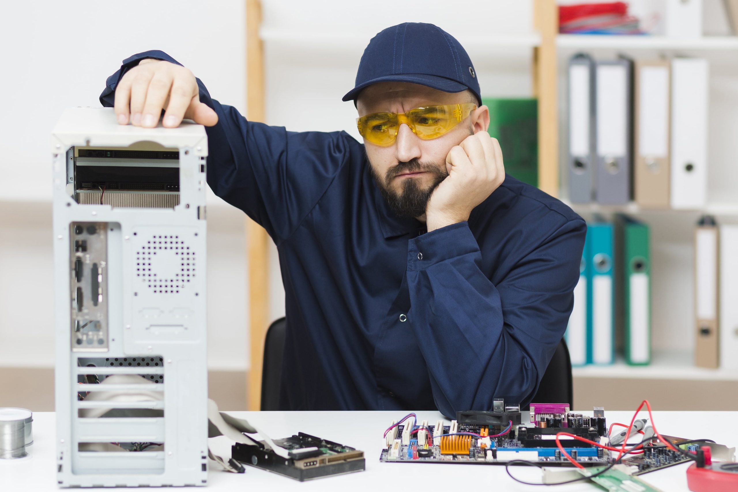 House of IT specialist securely analyzing and troubleshooting a computer hardware problem
